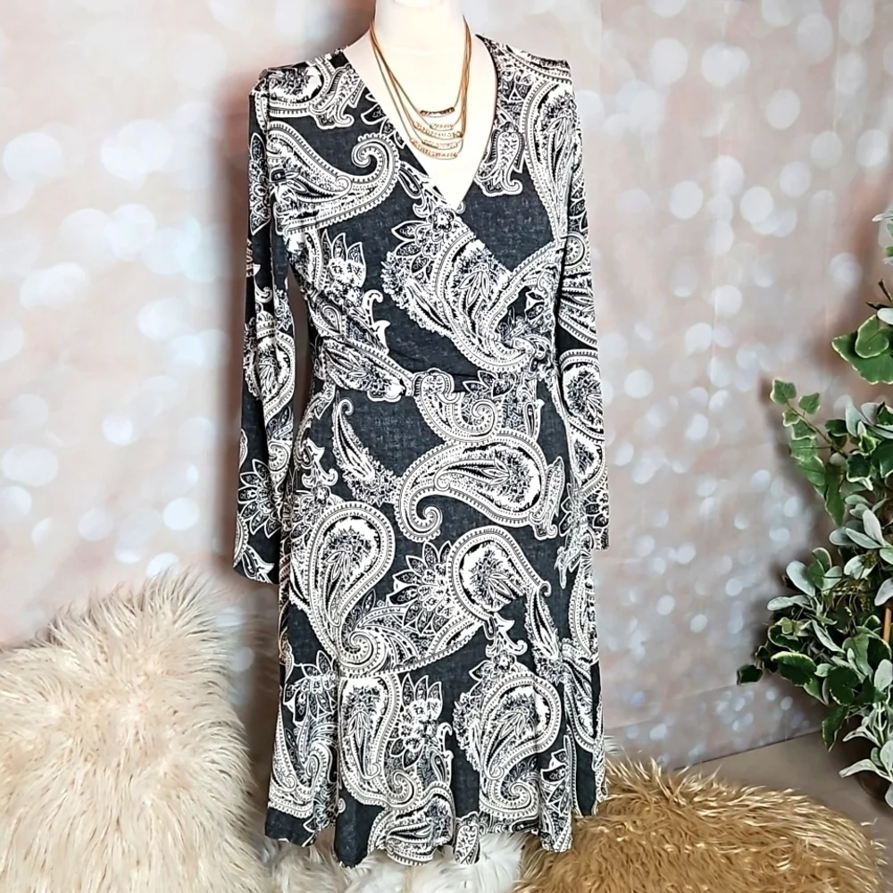 Sandra Darren | Gray and Cream Paisly Faux Wrap Knit Dress - Picture 2 of 12